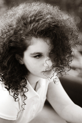 Девочка-ученица не знает, любит ли её парень или нет, нравится ли она ему